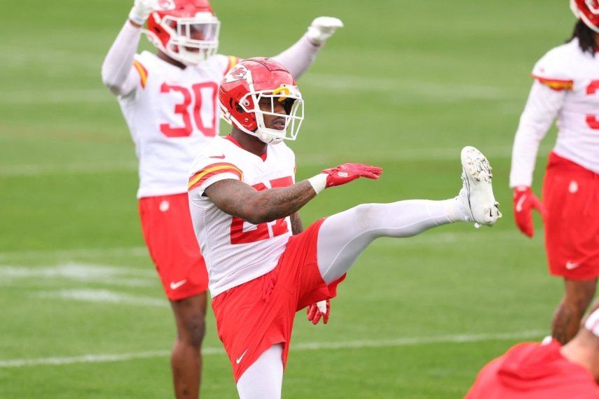 Chamarri Conner, de los Chiefs de Kansas City, calienta durante una práctica previa al Super Bowl 59, el 6 de febrero de 2025.