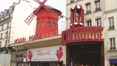 Un molino rojo anuncia la fachada del célebre espectáculo del cabaret Moulin Rouge en el bulevar de Clichy, en París.