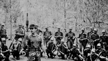 El cubano, agente especial de la CIA, Ric Prado, enseña a los CONTRAS cómo disparar un arma antitanque rusa RPG-7.&nbsp; &nbsp;