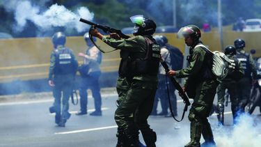 Miembros de la Guardia Nacional Bolivariana lanzan gases lacrimógenos a los manifestantes en Caracas.