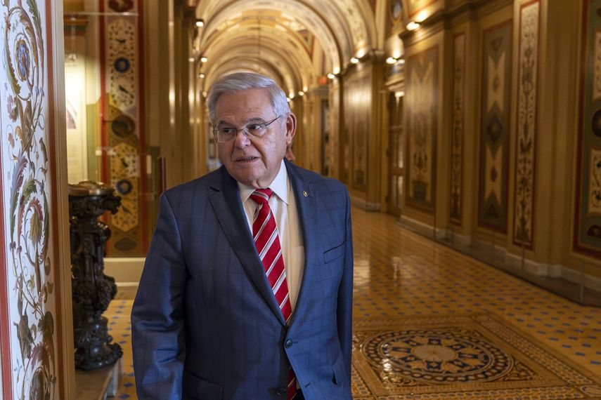 El senador Bob Menendez, demócrata por Nueva Jersey, abandona la sala del Senado en el Capitolio.