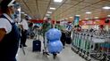 Pasajeros arriban al aeropuerto de La Habana, Cuba, con varias maletas.