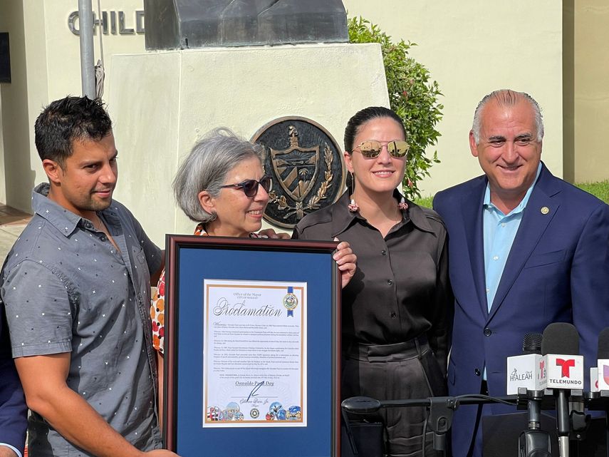 Ofelia Acevedo, viuda de Oswaldo Payá, con sus hijos Reynaldo Isaias y María Payá, junto a Esteban Bovo, alcalde de Hialeah, rinden tributo al luchador cubano.&nbsp;