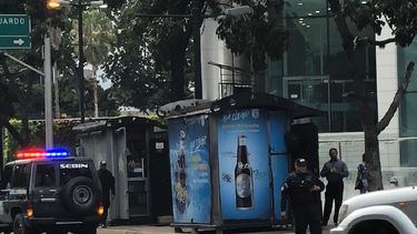 Agentes del SEBIN en los alrededores de la oficina del presidente interino Juan Guaid&oacute;