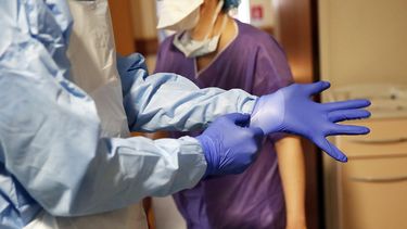 Enfermeras y enfermeros, en primera fila contra el coronavirus.