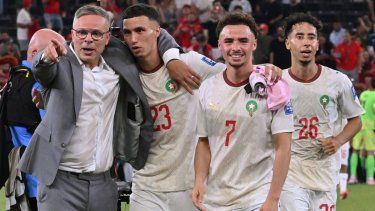 El seleccionador de Marruecos celebra con sus jugadores tras ganar la tanda de penaltis del partido de dieciseisavos de final del Mundial de 2026 entre Países Bajos y Marruecos