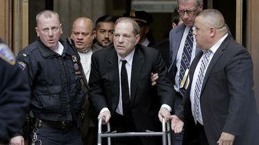 Harvey Weinstein sale de la Corte Suprema Estatal el lunes 6 de enero.