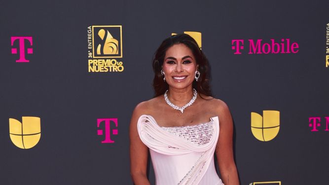 Galilea Montijo posa en la alfombra magenta de la 36 edición de Premio Lo Nuestro el 22 de febrero de 2024 en el Kaseya Center, de Miami.