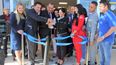 Jorge Acevedo, presidente de La Colonia Medical Center y Carlos Hern&aacute;ndez, alcalde de Hialeah, cortan la cinta inaugural del nuevo centro m&eacute;dico.&nbsp;