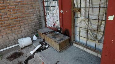 Manchas de sangre e impactos de bala se observan el viernes 8 de enero de 2021 frente a una casa después de que sujetos armados abrieran fuego la noche anterior contra personas que asistían a un velorio en las afueras de Celaya, estado de Guanajuato.