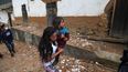 Una niña camina junto a los restos de una casa destruida por un terremoto en el departamento de Amazonas, noreste de Perú, el 28 de noviembre de 2021.