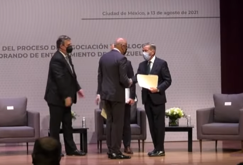 El momento cuando Gerardo Blyde, representante de la oposición venezolana le da la mano a Jorge Rodríguez, representante del régimen de Nicolás Maduro, durante la firma del acuerdo previo a iniciarse el proceso de negociación. En la imagen se observa el canciller de México Marcelo Ebrard.&nbsp;