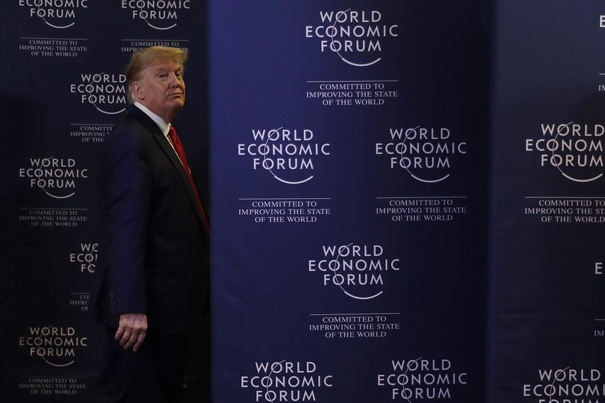 El presidente estadounidense Donald Trump abandona la habitación luego de una conferencia de prensa en el Foro Económico Mundial en Davos, Suiza, el miércoles 22 de enero de 2020.