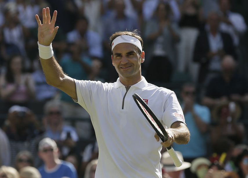 Roger Federer avanzó a la tercera ronda, en su camino hacia lo que sería un octavo título de Wimbledon. Serena Williams siguió también con vida, pese a perder el primer set.