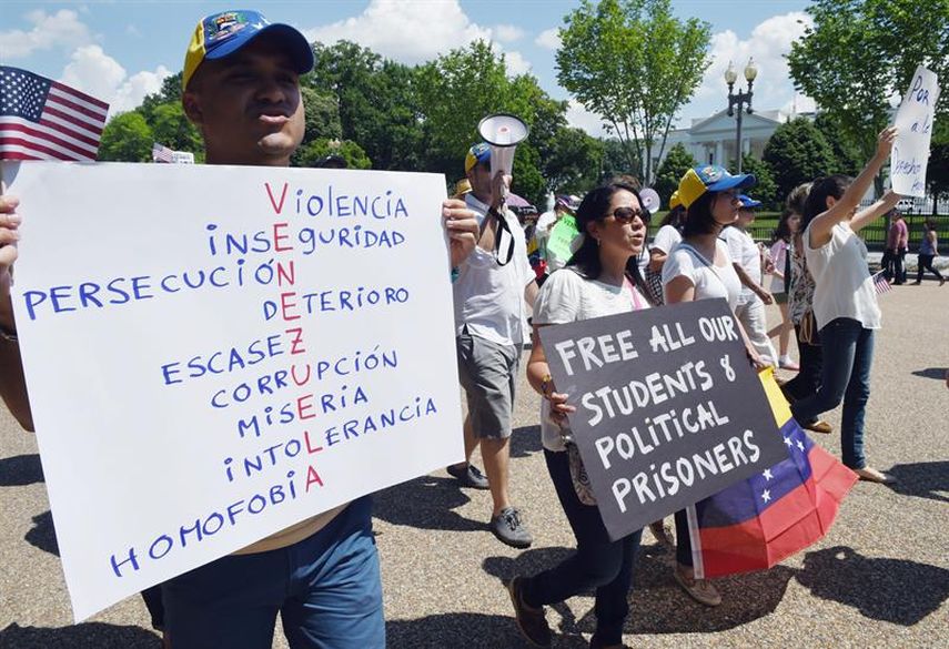 Por lo menos 150 venezolanos residentes en Estados Unidos marcharon frente a la Casa Blanca en Washington DC el 30 de mayo. (EFE)