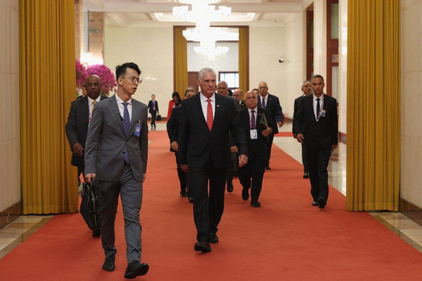 El dictador de Cuba, Miguel Díaz-Canel, llega a una reunión con el gobernante chino Xi Jinping en el Gran Palacio del Pueblo en Pekín.
