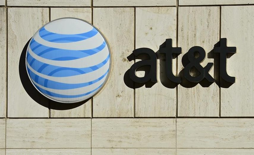 Imagen de archivo fechada el pasado 17 de enero de 2013 que muestra el logotipo de la empresa de telecomunicaciones AT&T en su sede de Dallas, Texas, Estados Unidos. AT&T anunció ayer 17 de mayo que ha alcanzado un acuerdo para adquirir la compañía Dir