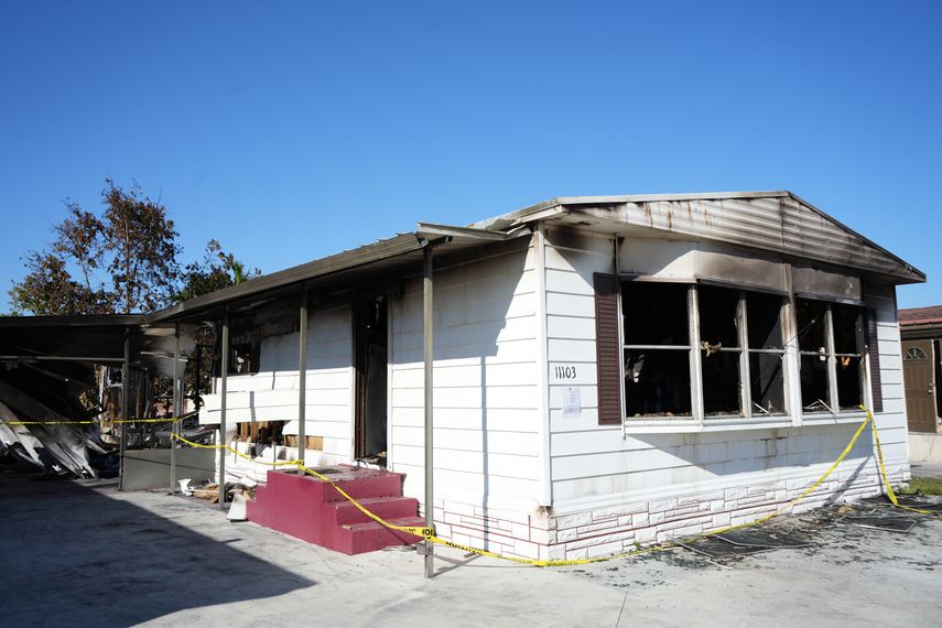 Una casa incendiada en el complejo de casas móviles en Sweetwater.