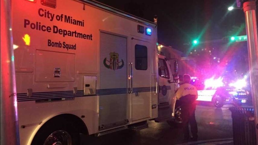 Un escuadrón de la policía especializado en bombas acudió al lugar tras la amenaza.