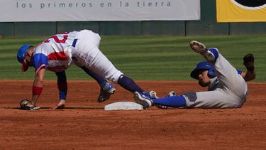 Tsung Che Cheng (derecha) del equipo de Colombia es sacado out por el segunda base de Puerto Rico Juan Carlos Cintrón durante un juego de la Serie del Caribe, el martes 1 de febrero de 2022, en Santo Domingo