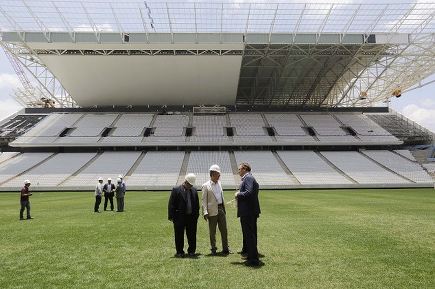 El secretario general de la FIFA Jerome Valcke (der. sin casco) y el ministro de deportes de Brasil Aldo Rebelo (centro) inspeccionan el estadio de Sao Paulo que será usado en la Copa Mundial de fútbol el 20 de enero del 2014. A 100 días del Mundial. (