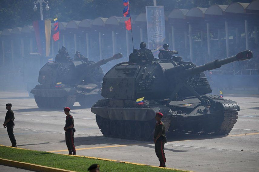 Soldados del Ejército venezolano sobre tanques blindados asisten a un desfile militar para celebrar el 213 aniversario de la Independencia de Venezuela en Caracas, el 5 de julio de 2024.