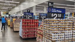 Imagen de uno de los pasillos con mercancías de un mercado de la cadena Walmart. Imagen de uno de los pasillos con mercancías de un mercado de la cadena Walmart.
