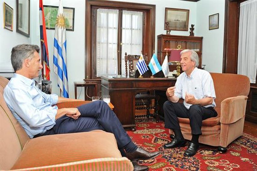 El presidente argentino, Mauricio Macri (izquierda) se reunió con su par uruguayo, Tabaré Vázquez. (EFE)