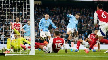 John Stones (centro) anotar el segundo gol del Manchester City para el empate 2-2 contra Arsenal en la Liga Premier, el domingo 22 de septiembre de 2024, en Manchester.&nbsp;