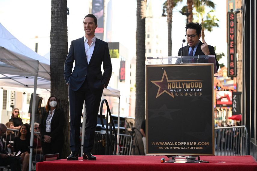 El director J.J. Abrams&nbsp; se dirige a los presentes durante la ceremonia de develación de la estrella que recibió el actor británico Benedict&nbsp;Cumberbatch en el Paseo de la Fama de Hollywood.&nbsp;