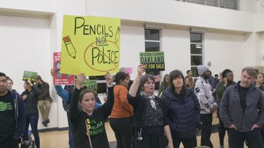 En esta imagen proporcionada por Hulu una escena de Homeroom.