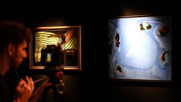 Un hombre filma la pintura Bleu leger aux taches lourdes (Azul claro con manchas gruesas) de Olivier Debre durante la presentación de obras de arte pertenecientes al actor francés Gerard Depardieu, incluidas pinturas de Eugene Leroy, antes de su subasta en septiembre de 2023.