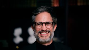 El actor mexicano Gael García Bernal sonríe durante la ceremonia de entrega de la medalla de la Orden de las Artes y las Letras del Ministerio de Cultura de Francia en la Ciudad de México el 13 de enero de 2026.&nbsp;