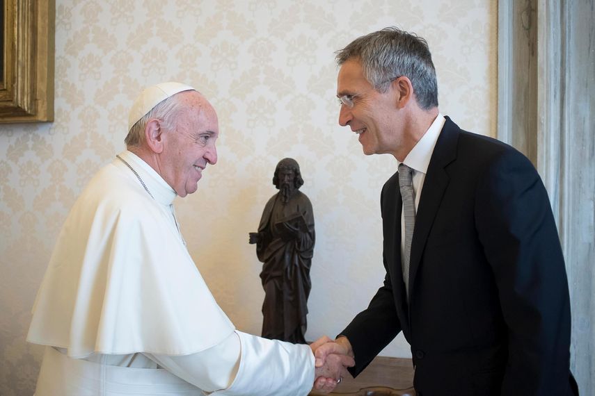  El papa Francisco saludando al secretario general de la OTAN, Jens Stoltenberg 