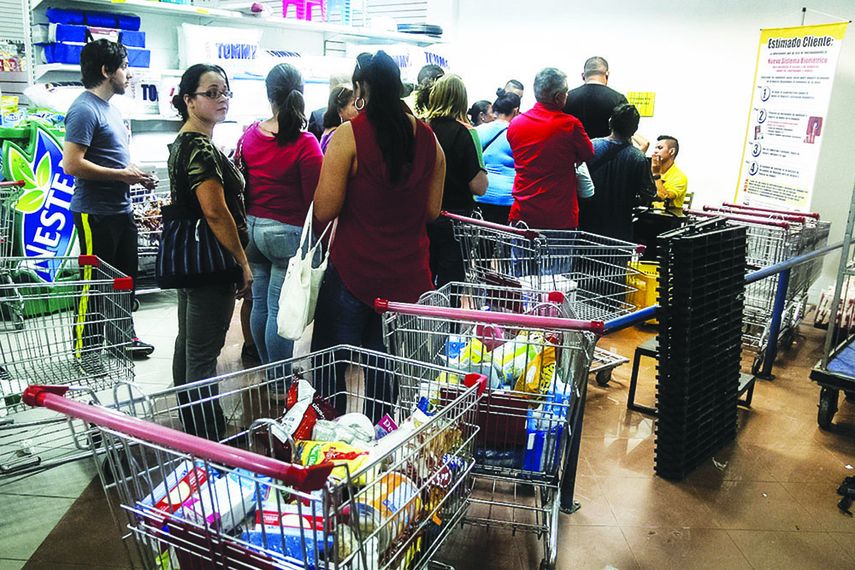 Un grupo de personas se registra en el sistema de compras biométrico para poder adquirir enseres en supermercados en la ciudad de Maracaibo, siguendo el plan del Gobierno de instalar máquinas captahuellas en los comercio