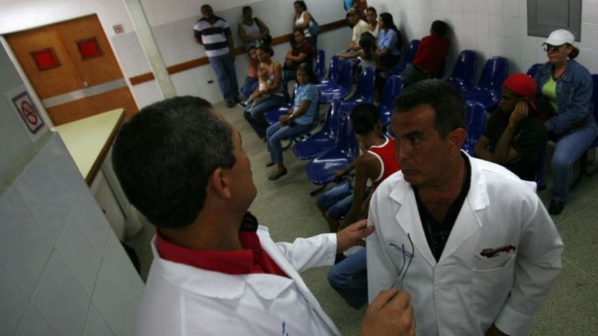 Dos médicos cubanos conversan en un centro de salud en Venezuela.