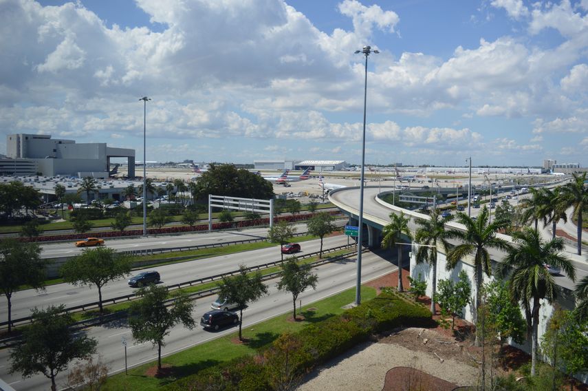 Vista parcial de la avenida 42 del NW y el Aeropuerto Internacional de Miami, adyacente al terreno del estadio de fútbol Miami Freedom Park.