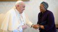 El Papa, con el brazo inmovilizado, recibe a Nosipho Nausca-Jean Jezile, presidente del Comité Mundial para la Seguridad Alimentaria, Nosipho Nausca-Jean Jezile.