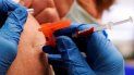 Un empleado inyecta a una persona con una dosis de refuerzo de la vacuna Moderna contra el COVID-19 en una clínica de vacunación en Lawrence, Massachusetts. Un empleado inyecta a una persona con una dosis de refuerzo de la vacuna Moderna contra el COVID-19 en una clínica de vacunación en Lawrence, Massachusetts.