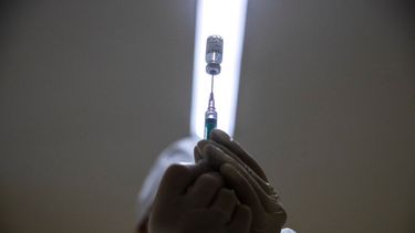 Un científico con una vacuna contra el coronavirus en Moscú el 30 de diciembre de 2020.