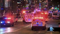 La policía acude a la escena de un tiroteo en Milwaukee, 13 de mayo de 2022. Veinte personas resultaron heridas en un tiroteo en el centro de Milwaukee cerca de un distrito de diversiones donde miles de personas miraban el partido de los Bucks con los Celtics de Boston por las semifinales de la Conferencia del Este de la NBA.&nbsp;