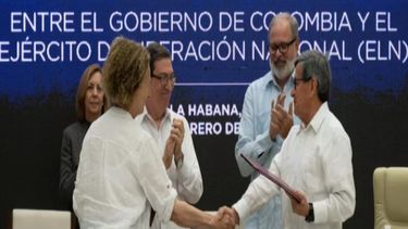 La representante del gobierno colombiano, Vera Grabe (izq), y el jefe negociador del ELN, Pablo Beltrán, se dan la mano tras firmar un acuerdo de extensión del alto el fuego, el 6 de febrero de 2024 en La Habana