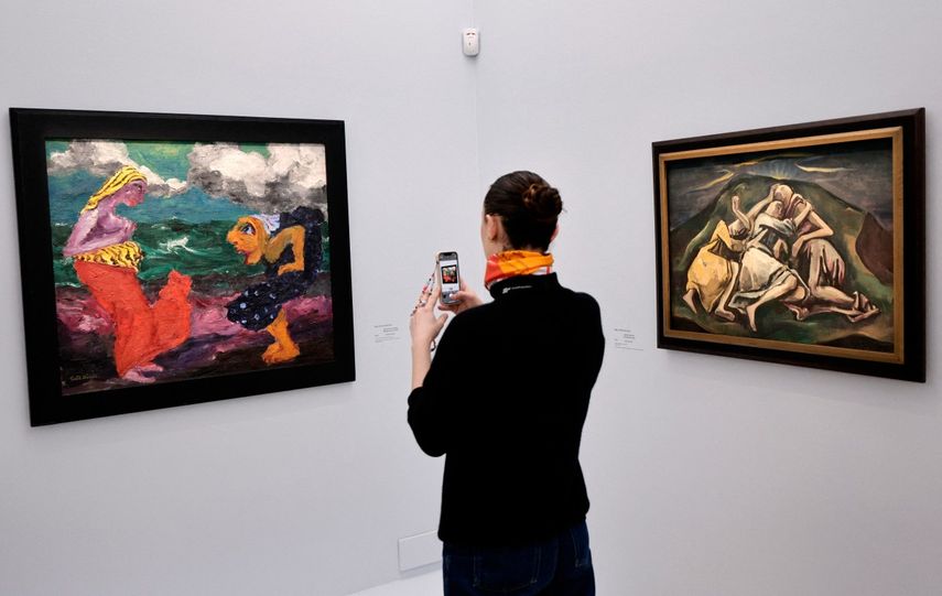 Un visitante observa las pinturas del artista germano-danés Emil Nolde y del alemán Karl Hofer, expuestas durante una vista previa para la prensa de la exposición LArt Degenere (El arte degenerado) en el Museo Picasso de París el 12 de febrero de 2025.