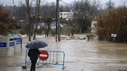 Imagen de carreteras anegadas de agua por las fuertes lluvias que ha provocado la borrasca Leonardo en Ronda (Málaga). A 4 de febrero de 2026 en Ronda, Málaga (Andalucía, España). Unas 300 personas permanecen aisladas en zonas rurales de la ciudad malagueña de Ronda debido al temporal de lluvia que viene azotando a la comarca de la Serranía este miércoles, donde permanece activo un aviso rojo por precipitaciones.&nbsp;&nbsp;