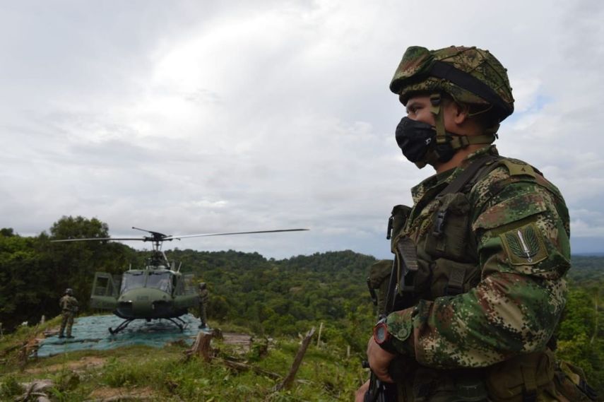 Un soldado del Ejército junto a un helicóptero en Colombia