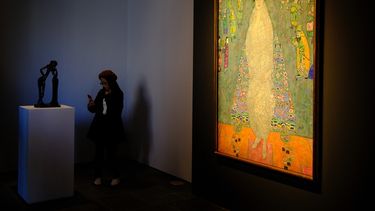 El retrato de Elisabeth Lederer, de Gustav Klimt, se exhibió en la subasta Marquee Sales Series de Sothebys en Nueva York el 8 de noviembre de 2025.