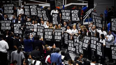 Pancartas contra la ley de reforma judicial durante una sesión en una sede alternativa del Congreso mexicano en la Sala de Armas de la Ciudad de México, el 3 de septiembre de 2024.&nbsp;