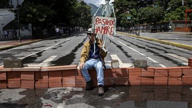 Pasadas las 12.00 hora local (16.00 GMT) comenzaron a formarse los bloqueos en las calles de Caracas, principalmente en las zonas del este de la ciudad conocidas por ser bastiones opositores y principales escenarios de las protestas.
