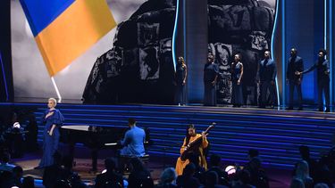 El cantautor estadounidense John Legend y la música ucraniana Siuzanna Iglidan se presentan en el escenario tras el discurso que ofreció el presidente de Ucrania, Volodimir Zelenski, durante la 64 entrega de los Grammy en el MGM Grand Garden Arena, en Las Vegas el 3 de abril de 2022.