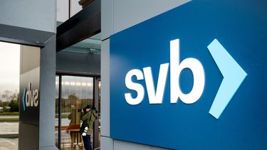 Un fotorreportero toma imágenes desde los cristales de entrada al Silicon Valley Bank.